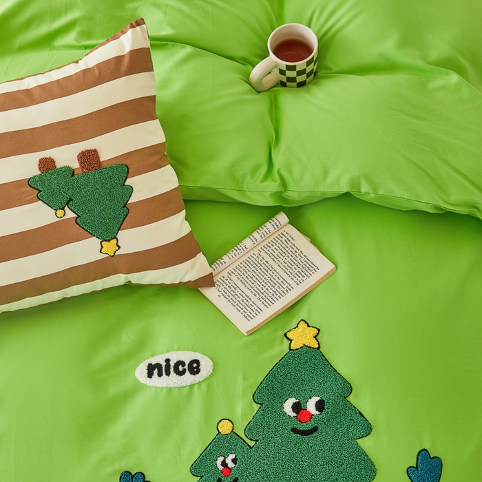 91家纺网 家纺一手货源 找家纺 锦觅 2025新款时尚条纹小清新卡通学生季系列印花绣花全棉纯棉四件套 摇钱树