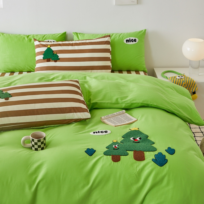 91家纺网 家纺一手货源 找家纺 锦觅 2025新款时尚条纹小清新卡通学生季系列印花绣花全棉纯棉四件套 摇钱树