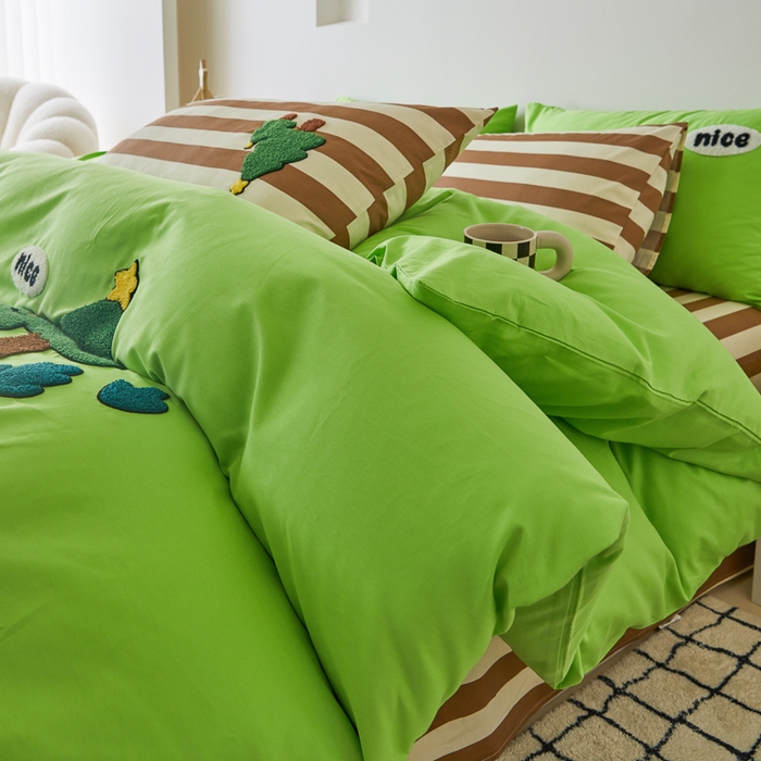 91家纺网 家纺一手货源 找家纺 锦觅 2025新款时尚条纹小清新卡通学生季系列印花绣花全棉纯棉四件套 摇钱树