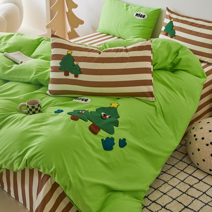 91家纺网 家纺一手货源 找家纺 锦觅 2025新款时尚条纹小清新卡通学生季系列印花绣花全棉纯棉四件套 摇钱树