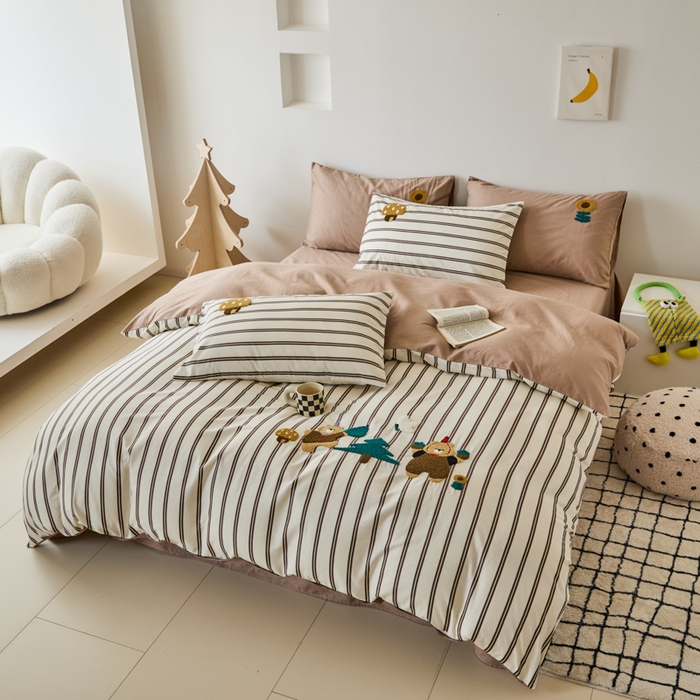 91家纺网 家纺一手货源 找家纺 锦觅 2025新款时尚条纹小清新卡通学生季系列印花绣花全棉纯棉四件套 丛林梦想