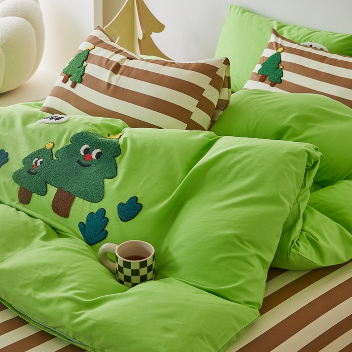 91家纺网 家纺一手货源 找家纺 锦觅 2025新款时尚条纹小清新卡通学生季系列印花绣花全棉纯棉四件套 摇钱树