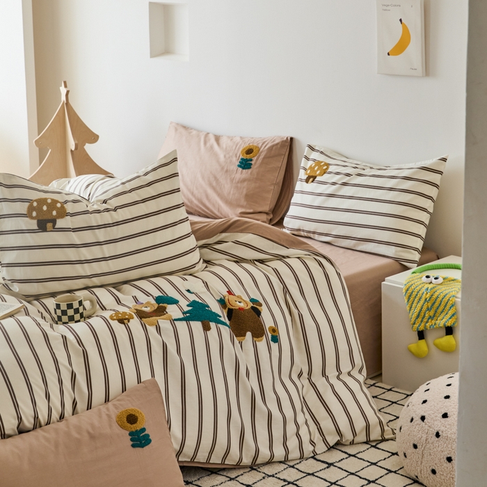 91家纺网 家纺一手货源 找家纺 锦觅 2025新款时尚条纹小清新卡通学生季系列印花绣花全棉纯棉四件套 丛林梦想