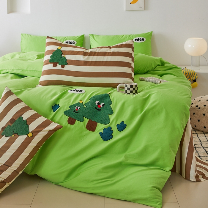 91家纺网 家纺一手货源 找家纺 锦觅 2025新款时尚条纹小清新卡通学生季系列印花绣花全棉纯棉四件套 摇钱树