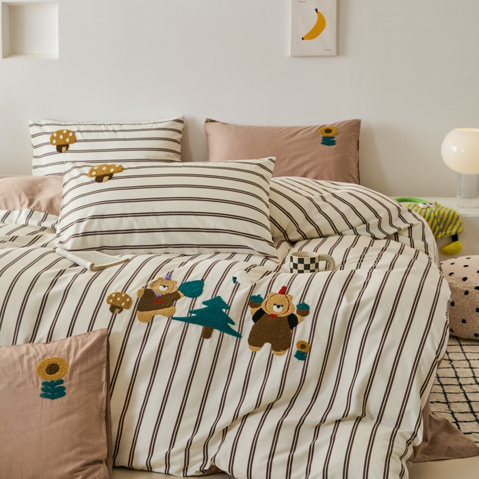 91家纺网 家纺一手货源 找家纺 锦觅 2025新款时尚条纹小清新卡通学生季系列印花绣花全棉纯棉四件套 丛林梦想