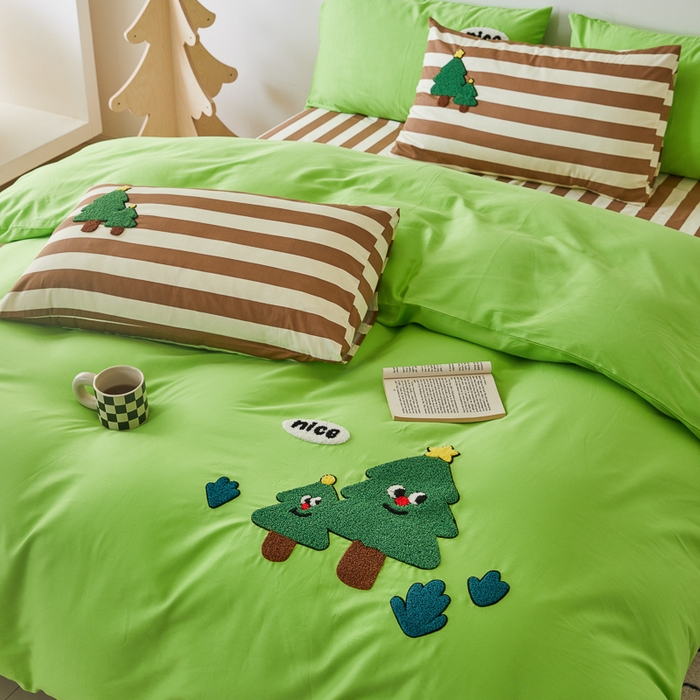 91家纺网 家纺一手货源 找家纺 锦觅 2025新款时尚条纹小清新卡通学生季系列印花绣花全棉纯棉四件套 摇钱树