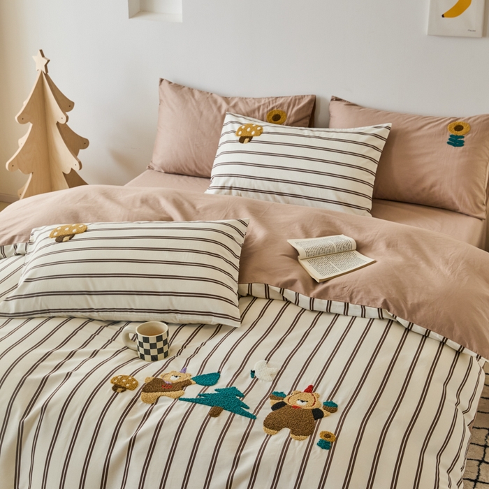 91家纺网 家纺一手货源 找家纺 锦觅 2025新款时尚条纹小清新卡通学生季系列印花绣花全棉纯棉四件套 丛林梦想