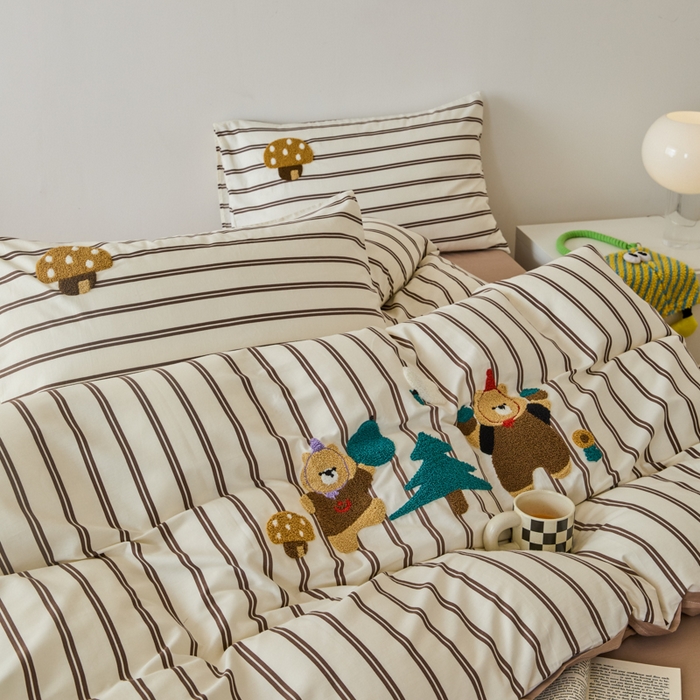 91家纺网 家纺一手货源 找家纺 锦觅 2025新款时尚条纹小清新卡通学生季系列印花绣花全棉纯棉四件套 丛林梦想