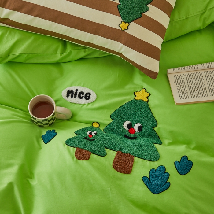 91家纺网 家纺一手货源 找家纺 锦觅 2025新款时尚条纹小清新卡通学生季系列印花绣花全棉纯棉四件套 摇钱树