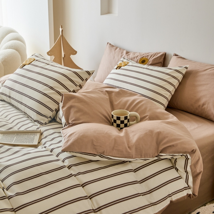 91家纺网 家纺一手货源 找家纺 锦觅 2025新款时尚条纹小清新卡通学生季系列印花绣花全棉纯棉四件套 丛林梦想