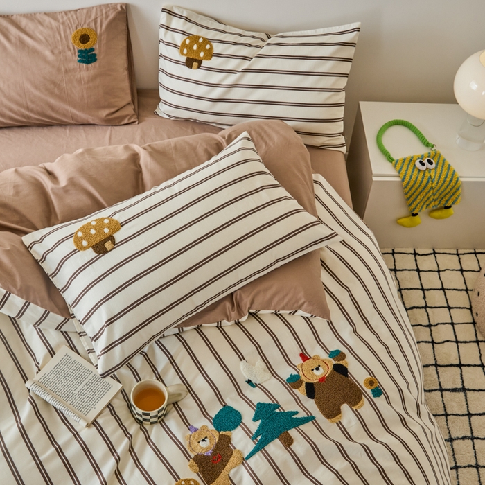 91家纺网 家纺一手货源 找家纺 锦觅 2025新款时尚条纹小清新卡通学生季系列印花绣花全棉纯棉四件套 丛林梦想