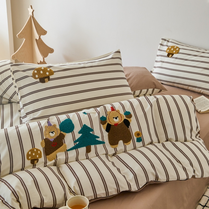 91家纺网 家纺一手货源 找家纺 锦觅 2025新款时尚条纹小清新卡通学生季系列印花绣花全棉纯棉四件套 丛林梦想