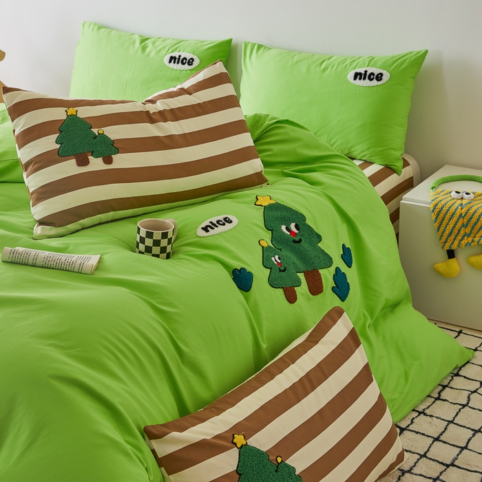 91家纺网 家纺一手货源 找家纺 锦觅 2025新款时尚条纹小清新卡通学生季系列印花绣花全棉纯棉四件套 摇钱树