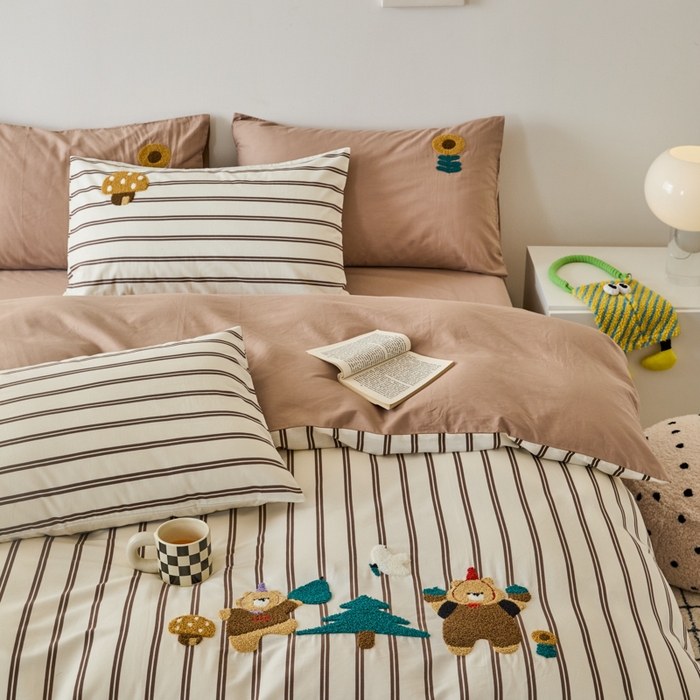 91家纺网 家纺一手货源 找家纺 锦觅 2025新款时尚条纹小清新卡通学生季系列印花绣花全棉纯棉四件套 丛林梦想