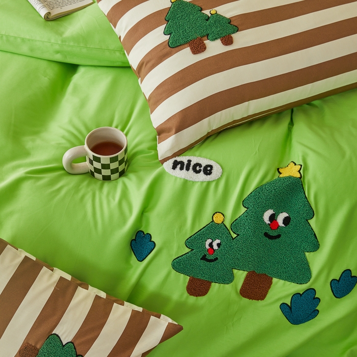 91家纺网 家纺一手货源 找家纺 锦觅 2025新款时尚条纹小清新卡通学生季系列印花绣花全棉纯棉四件套 摇钱树