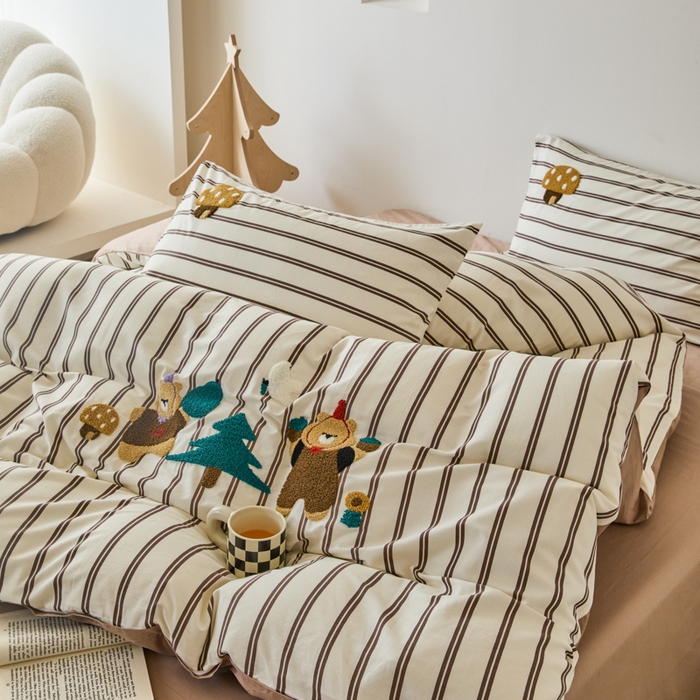 91家纺网 家纺一手货源 找家纺 锦觅 2025新款时尚条纹小清新卡通学生季系列印花绣花全棉纯棉四件套 丛林梦想