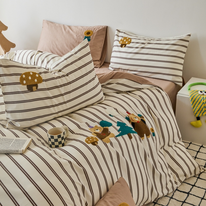 91家纺网 家纺一手货源 找家纺 锦觅 2025新款时尚条纹小清新卡通学生季系列印花绣花全棉纯棉四件套 丛林梦想