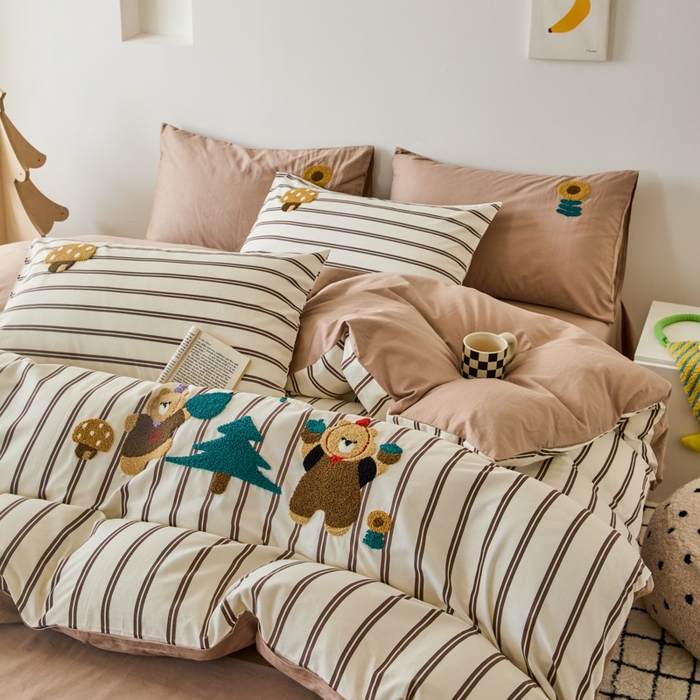 91家纺网 家纺一手货源 找家纺 锦觅 2025新款时尚条纹小清新卡通学生季系列印花绣花全棉纯棉四件套 丛林梦想