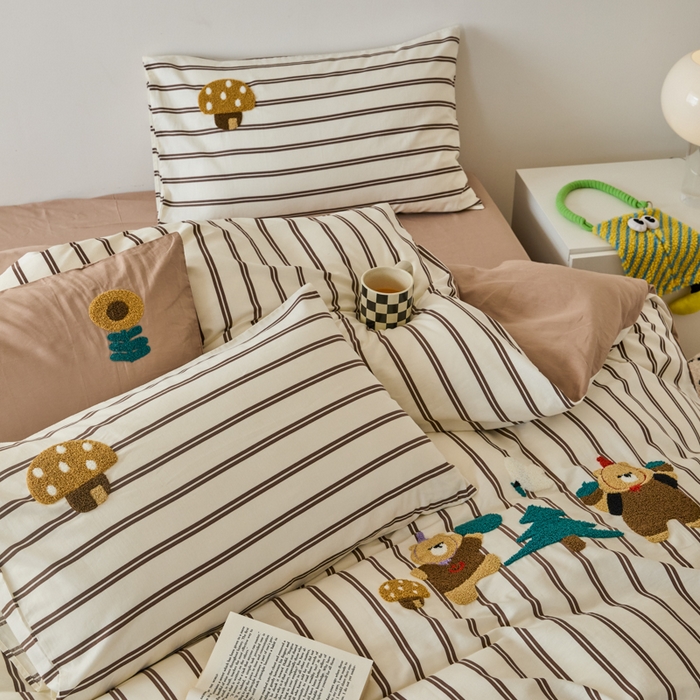 91家纺网 家纺一手货源 找家纺 锦觅 2025新款时尚条纹小清新卡通学生季系列印花绣花全棉纯棉四件套 丛林梦想