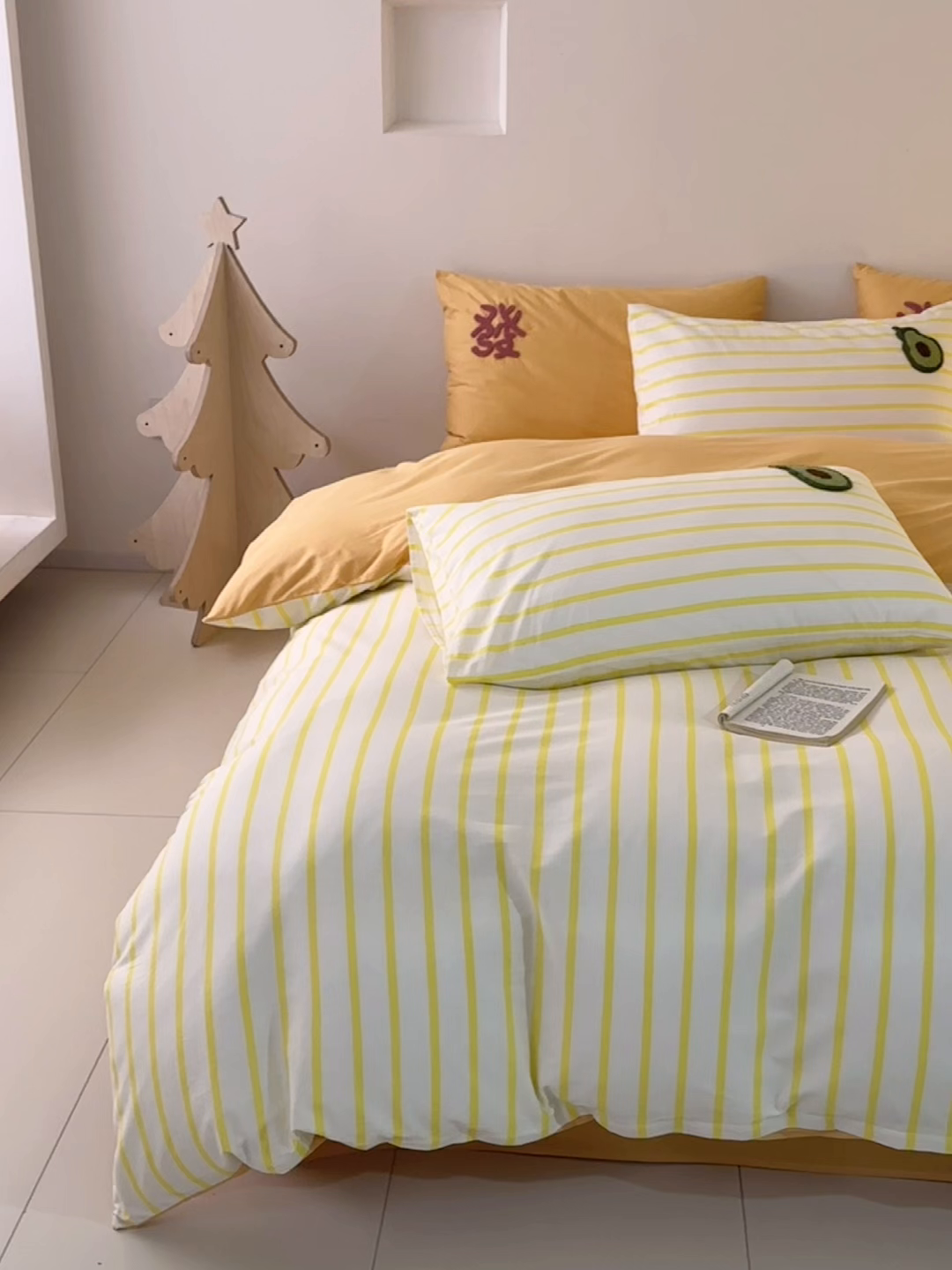 91家纺网 家纺一手货源 找家纺 锦觅 2025新款时尚条纹小清新卡通学生季系列印花绣花全棉纯棉四件套 有钱花