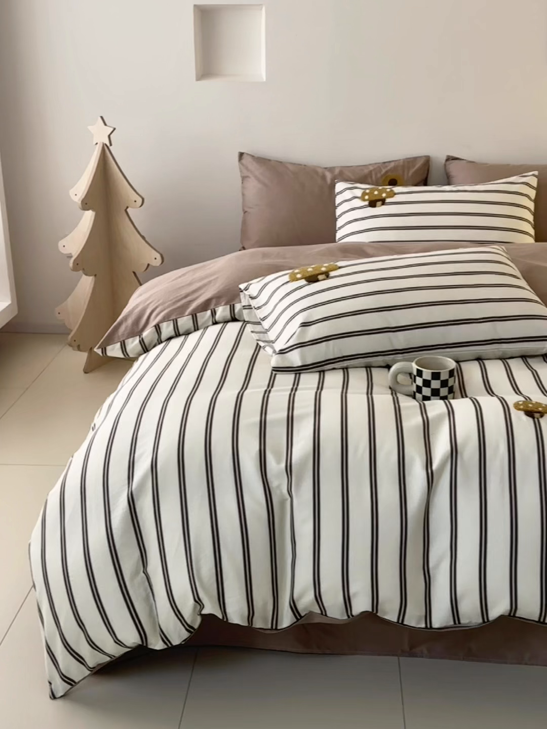 91家纺网 家纺一手货源 找家纺 锦觅 2025新款时尚条纹小清新卡通学生季系列印花绣花全棉纯棉四件套 丛林梦想