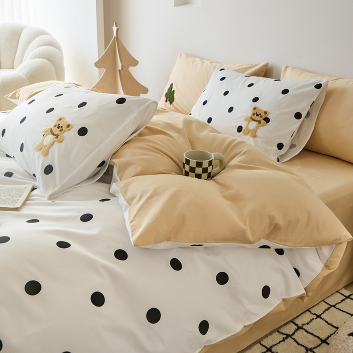 91家纺网 家纺一手货源 找家纺 锦觅 2025新款时尚条纹小清新卡通学生季系列印花绣花全棉纯棉四件套 你好小熊