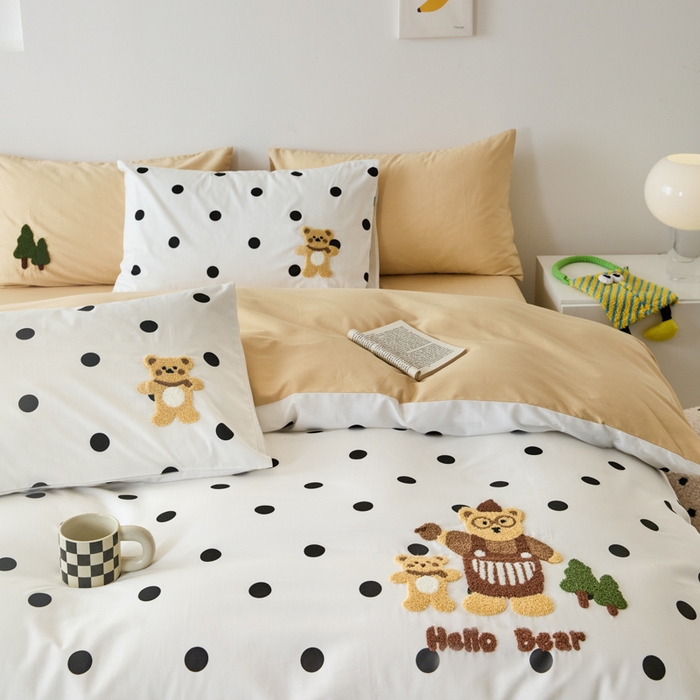 91家纺网 家纺一手货源 找家纺 锦觅 2025新款时尚条纹小清新卡通学生季系列印花绣花全棉纯棉四件套 你好小熊