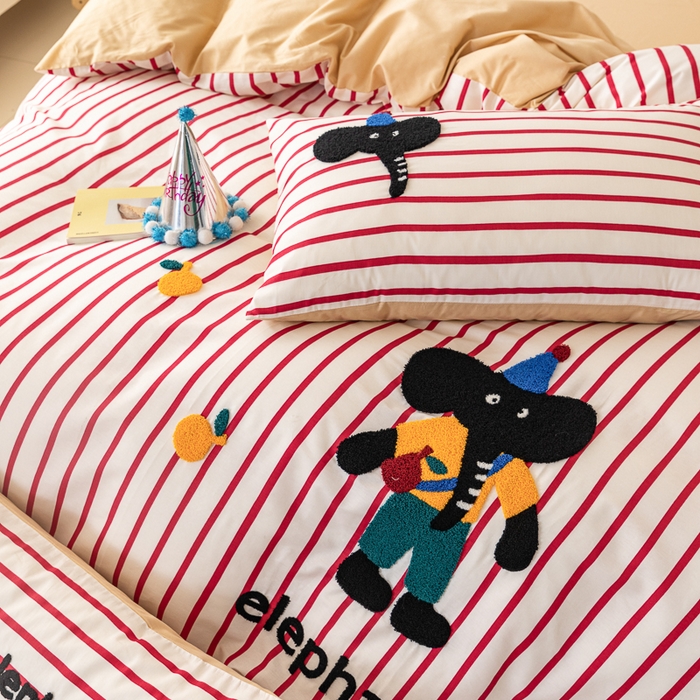 91家纺网 家纺一手货源 找家纺 锦觅 2025新款时尚条纹小清新卡通学生季系列印花绣花全棉纯棉四件套 所象披靡