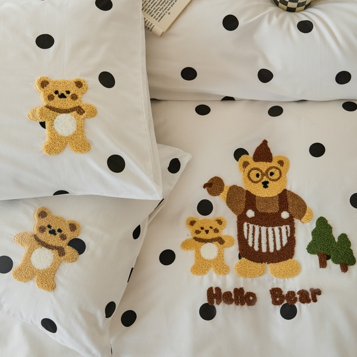 91家纺网 家纺一手货源 找家纺 锦觅 2025新款时尚条纹小清新卡通学生季系列印花绣花全棉纯棉四件套 你好小熊