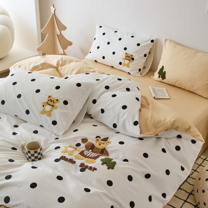 91家纺网 家纺一手货源 找家纺 锦觅 2025新款时尚条纹小清新卡通学生季系列印花绣花全棉纯棉四件套 你好小熊