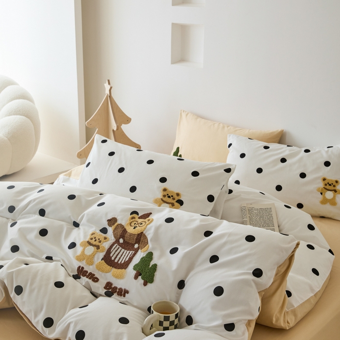 91家纺网 家纺一手货源 找家纺 锦觅 2025新款时尚条纹小清新卡通学生季系列印花绣花全棉纯棉四件套 你好小熊