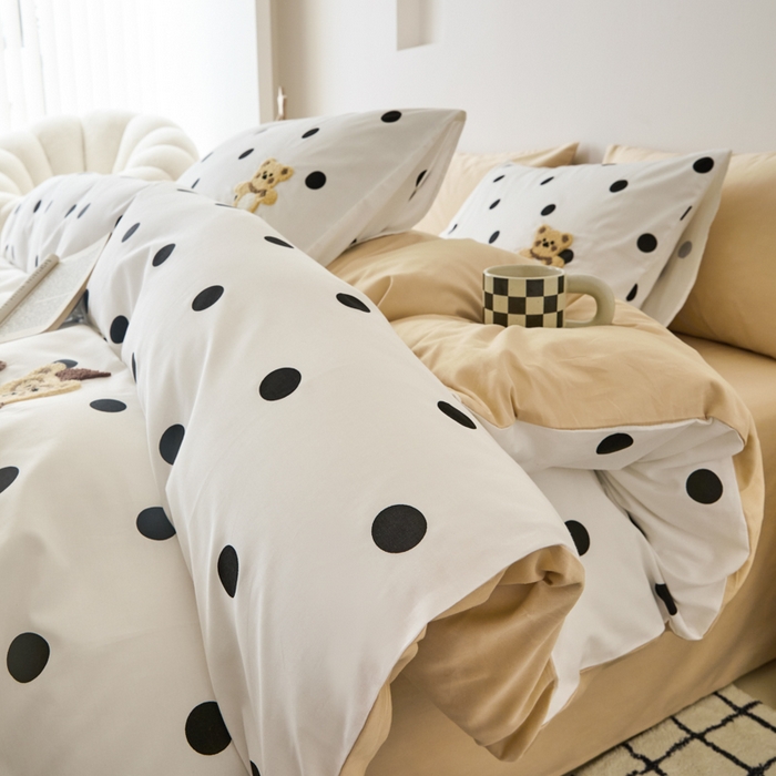 91家纺网 家纺一手货源 找家纺 锦觅 2025新款时尚条纹小清新卡通学生季系列印花绣花全棉纯棉四件套 你好小熊