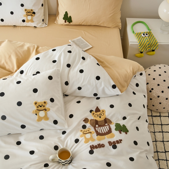 91家纺网 家纺一手货源 找家纺 锦觅 2025新款时尚条纹小清新卡通学生季系列印花绣花全棉纯棉四件套 你好小熊