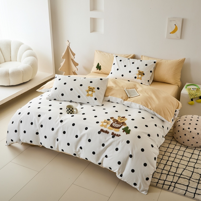 91家纺网 家纺一手货源 找家纺 锦觅 2025新款时尚条纹小清新卡通学生季系列印花绣花全棉纯棉四件套 你好小熊