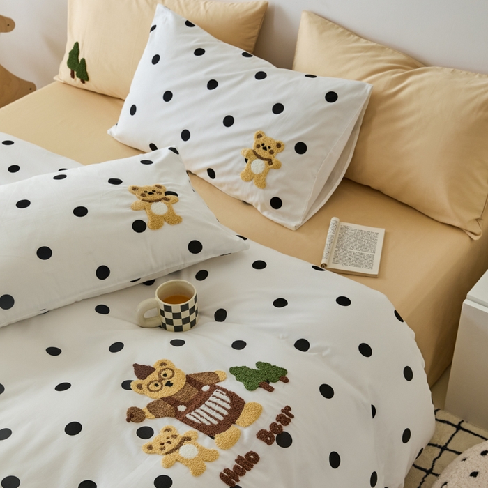 91家纺网 家纺一手货源 找家纺 锦觅 2025新款时尚条纹小清新卡通学生季系列印花绣花全棉纯棉四件套 你好小熊