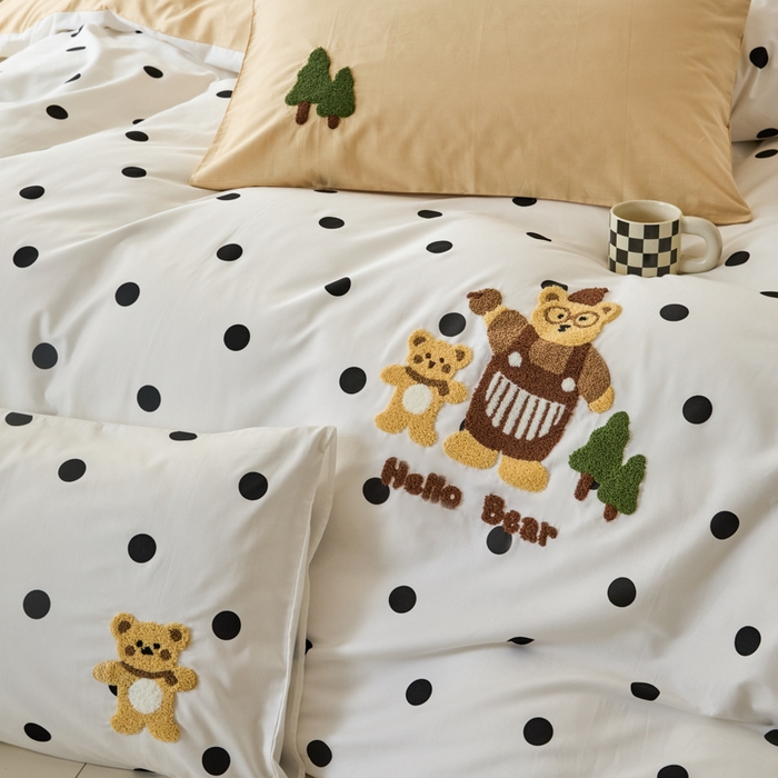 91家纺网 家纺一手货源 找家纺 锦觅 2025新款时尚条纹小清新卡通学生季系列印花绣花全棉纯棉四件套 你好小熊