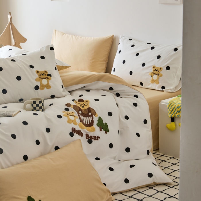 91家纺网 家纺一手货源 找家纺 锦觅 2025新款时尚条纹小清新卡通学生季系列印花绣花全棉纯棉四件套 你好小熊