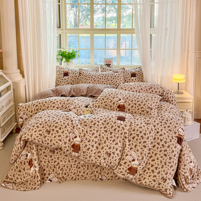 91家纺网 家纺一手货源 找家纺 （总）尚美 2025新款豆豆绒牛奶绒大花边床盖四件套（床盖花边随机）