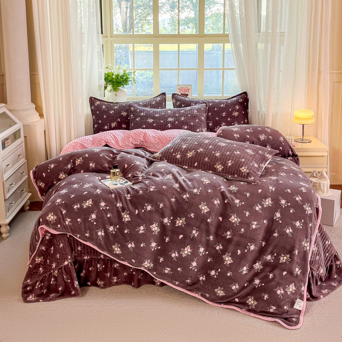 91家纺网 家纺一手货源 找家纺 （总）尚美 2025新款豆豆绒牛奶绒大花边床盖四件套（床盖花边随机）