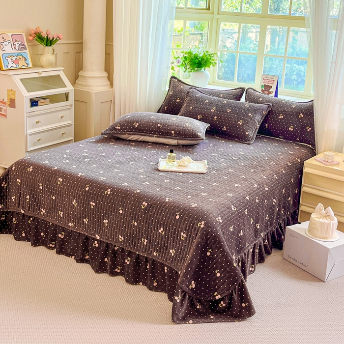 91家纺网 家纺一手货源 找家纺 尚美 2025新款豆豆绒牛奶绒大花边床盖四件套（床盖花边随机） 卡西樱桃