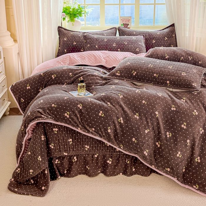 91家纺网 家纺一手货源 找家纺 尚美 2025新款豆豆绒牛奶绒大花边床盖四件套（床盖花边随机） 卡西樱桃