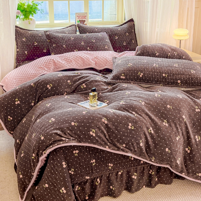 91家纺网 家纺一手货源 找家纺 尚美 2025新款豆豆绒牛奶绒大花边床盖四件套（床盖花边随机） 卡西樱桃