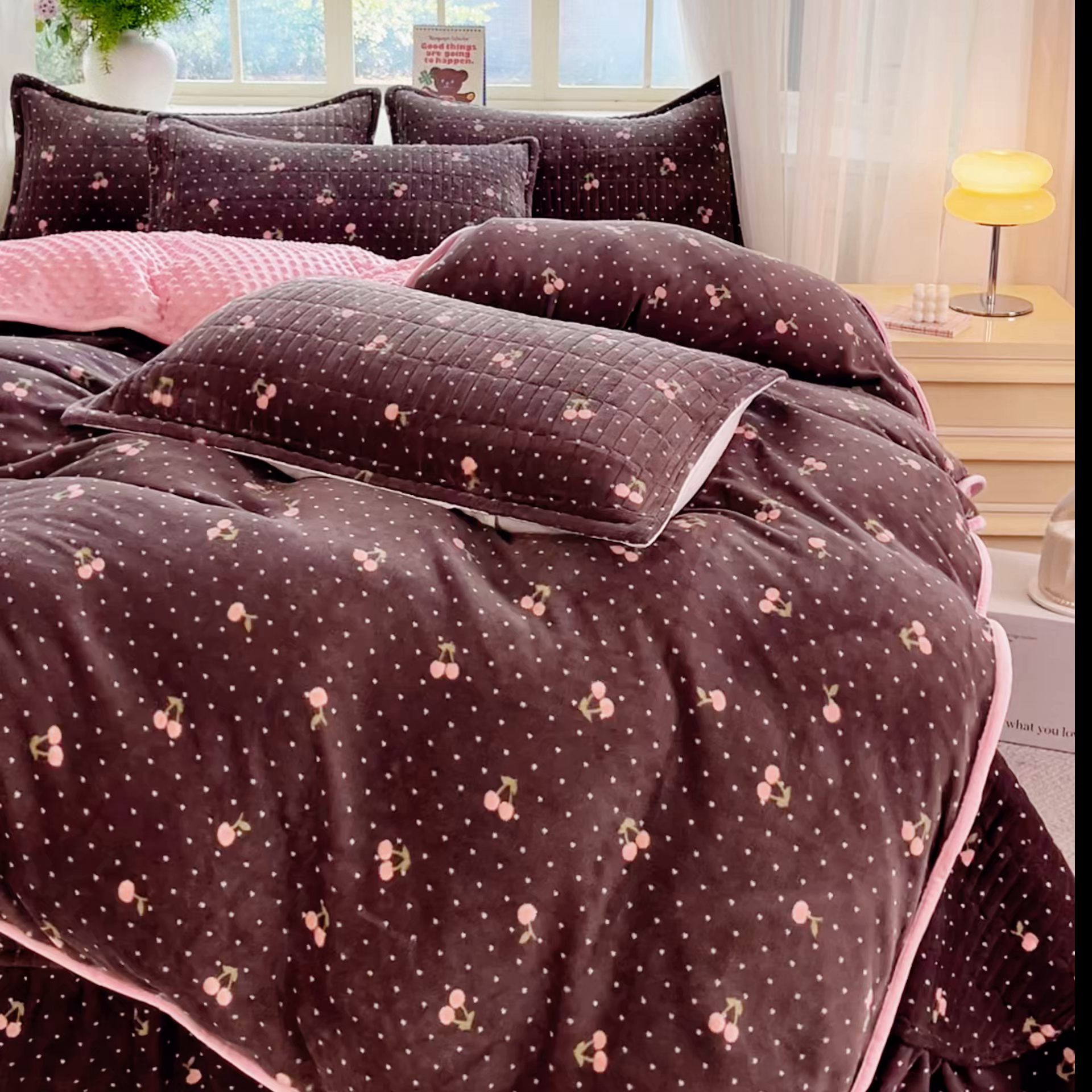 91家纺网 家纺一手货源 找家纺 尚美 2025新款豆豆绒牛奶绒大花边床盖四件套（床盖花边随机） 卡西樱桃