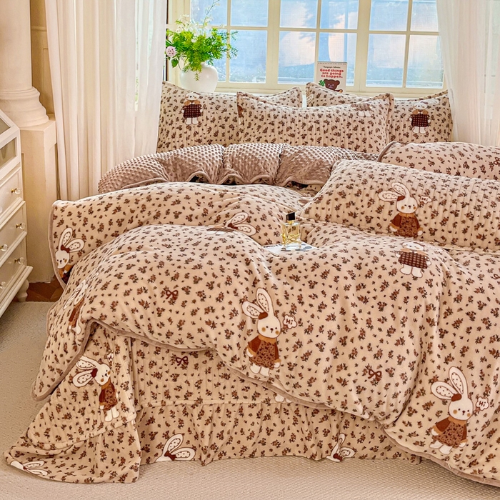 91家纺网 家纺一手货源 找家纺 尚美 2025新款豆豆绒牛奶绒大花边床盖四件套（床盖花边随机） 萌萌兔卡