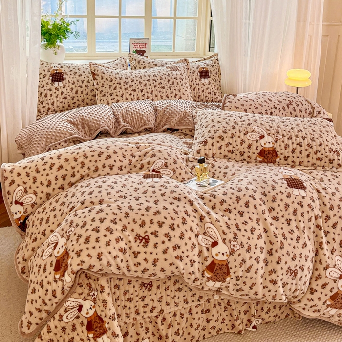 91家纺网 家纺一手货源 找家纺 尚美 2025新款豆豆绒牛奶绒大花边床盖四件套（床盖花边随机） 萌萌兔卡