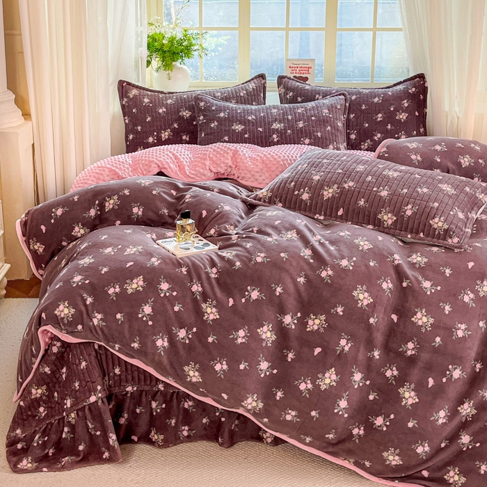 91家纺网 家纺一手货源 找家纺 尚美 2025新款豆豆绒牛奶绒大花边床盖四件套（床盖花边随机）小兰花