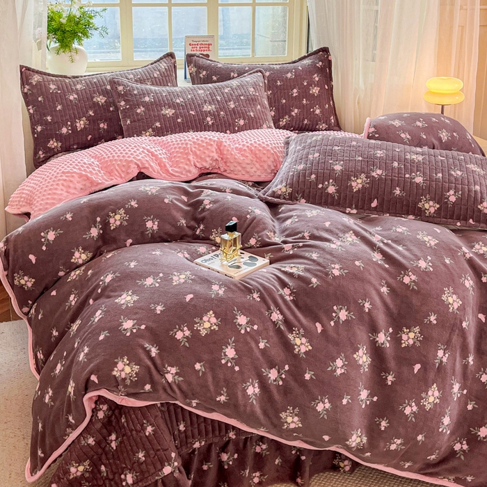 91家纺网 家纺一手货源 找家纺 尚美 2025新款豆豆绒牛奶绒大花边床盖四件套（床盖花边随机）小兰花