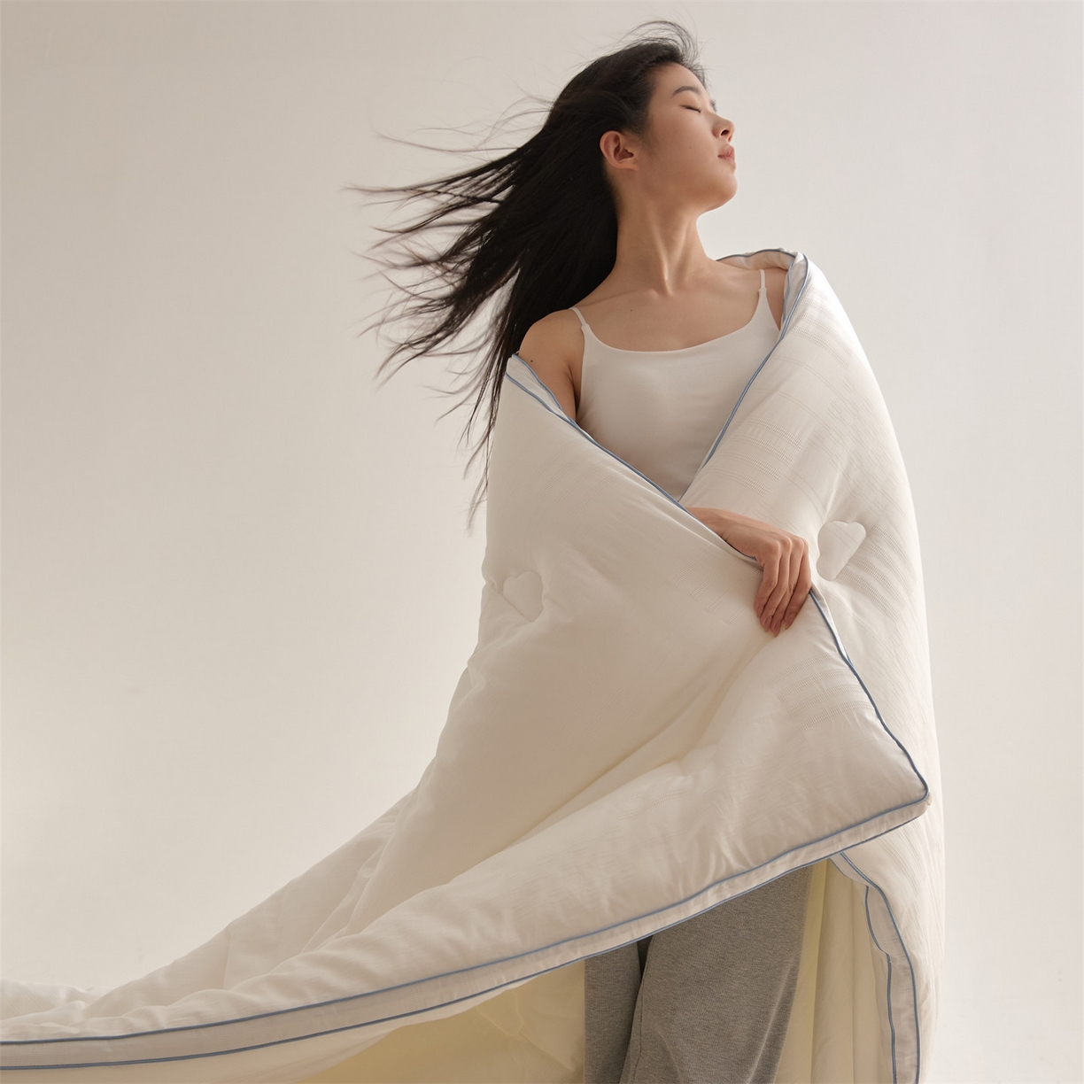 91家纺网 家纺一手货源 找家纺 （总）头等舱 2025新款全棉A类提花德国ADVANSA抗菌 防螨 零致敏秋冬被（模特图）