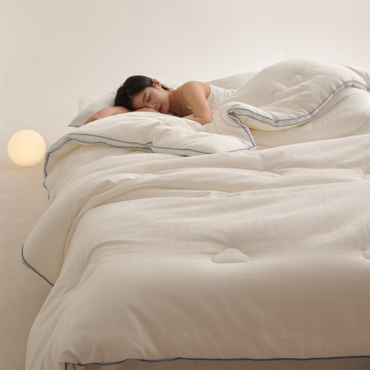 91家纺网 家纺一手货源 找家纺 （总）头等舱 2025新款全棉A类提花德国ADVANSA抗菌 防螨 零致敏秋冬被（模特图）