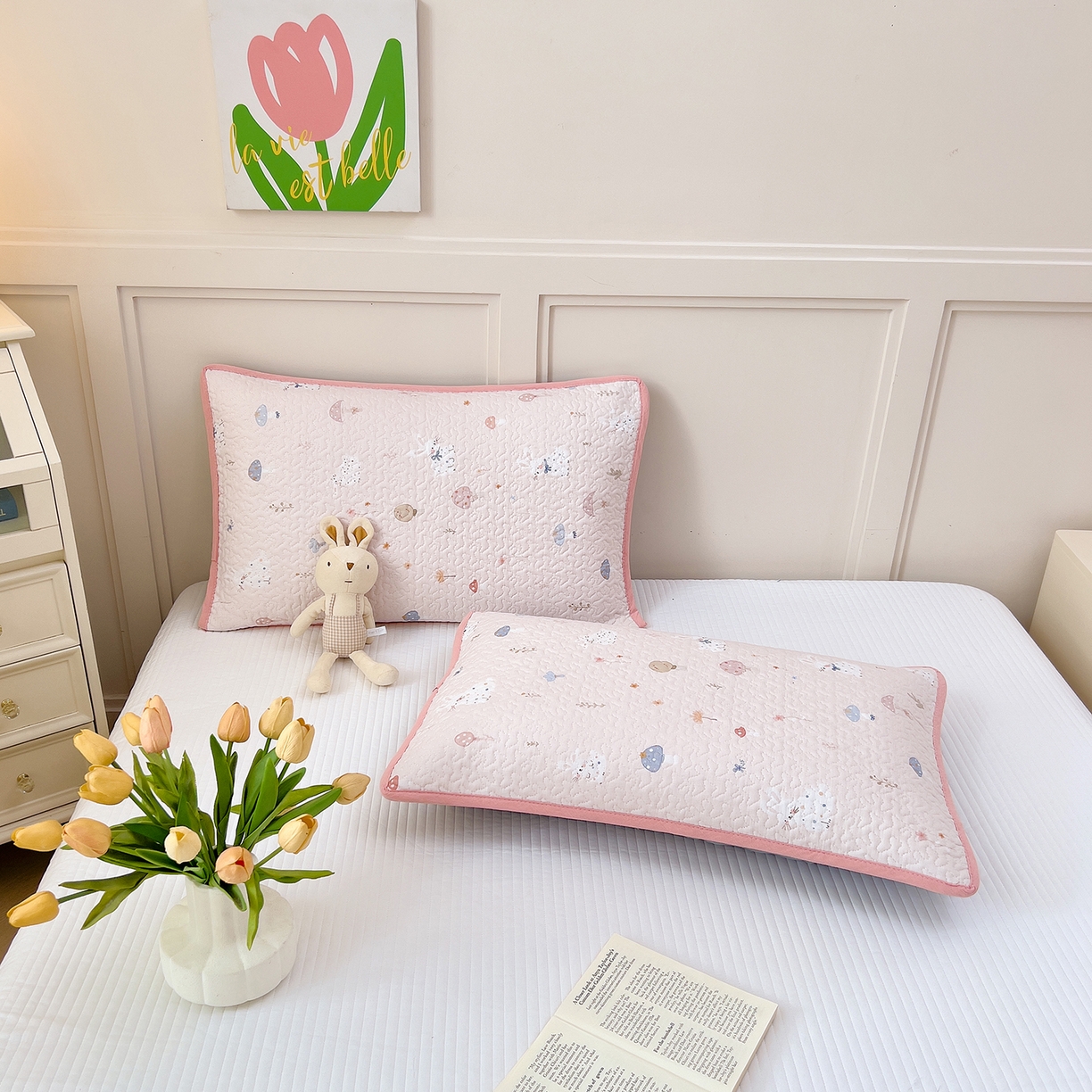 91家纺网 家纺一手货源 找家纺 拾小柒 2025年新款全棉双层纱枕套夹棉隔脏污防口水头油枕头套 萌趣森林粉